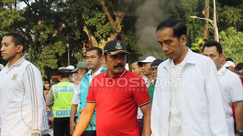 Wali Kota Solo, FX. Hadi Rudyatmo (baju merah) saat bersama dengan Presiden Joko Widodo. Copyright: © Benny Raharjo/INDOSPORT